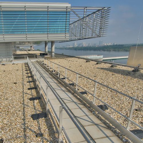 Barrial Korridor mit beidseitiger Geländerführung