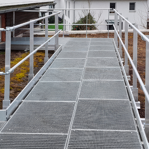 Barrial Korridor Fluchtweg mit Gitterrost