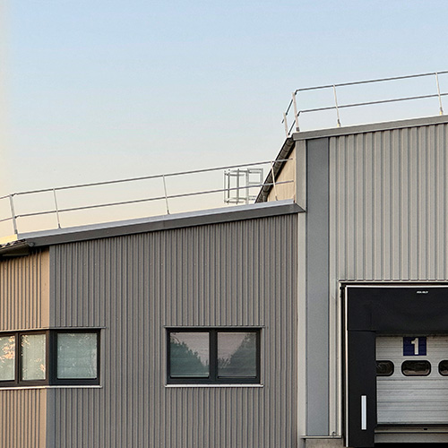 Sicherheit auf dem Metalldach Seitenschutzsystem Barrial Sicherheit auf dem Metalldach Seitenschutzsystem Barrial