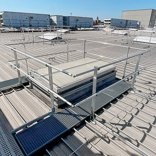 Sicherheit auf dem Metalldach Seitenschutzsystem Barrial Sicherheit auf dem Metalldach Seitenschutzsystem Barrial