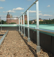 Sicherheitsgeländer aus Aluminium für technisch genutzte oder begrünte Flachdächer